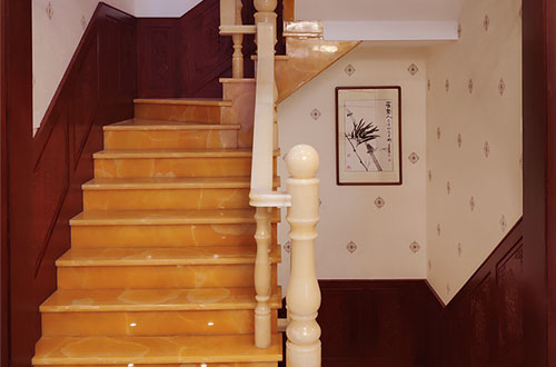 佛山中式别墅室内汉白玉石楼梯的定制安装装饰效果